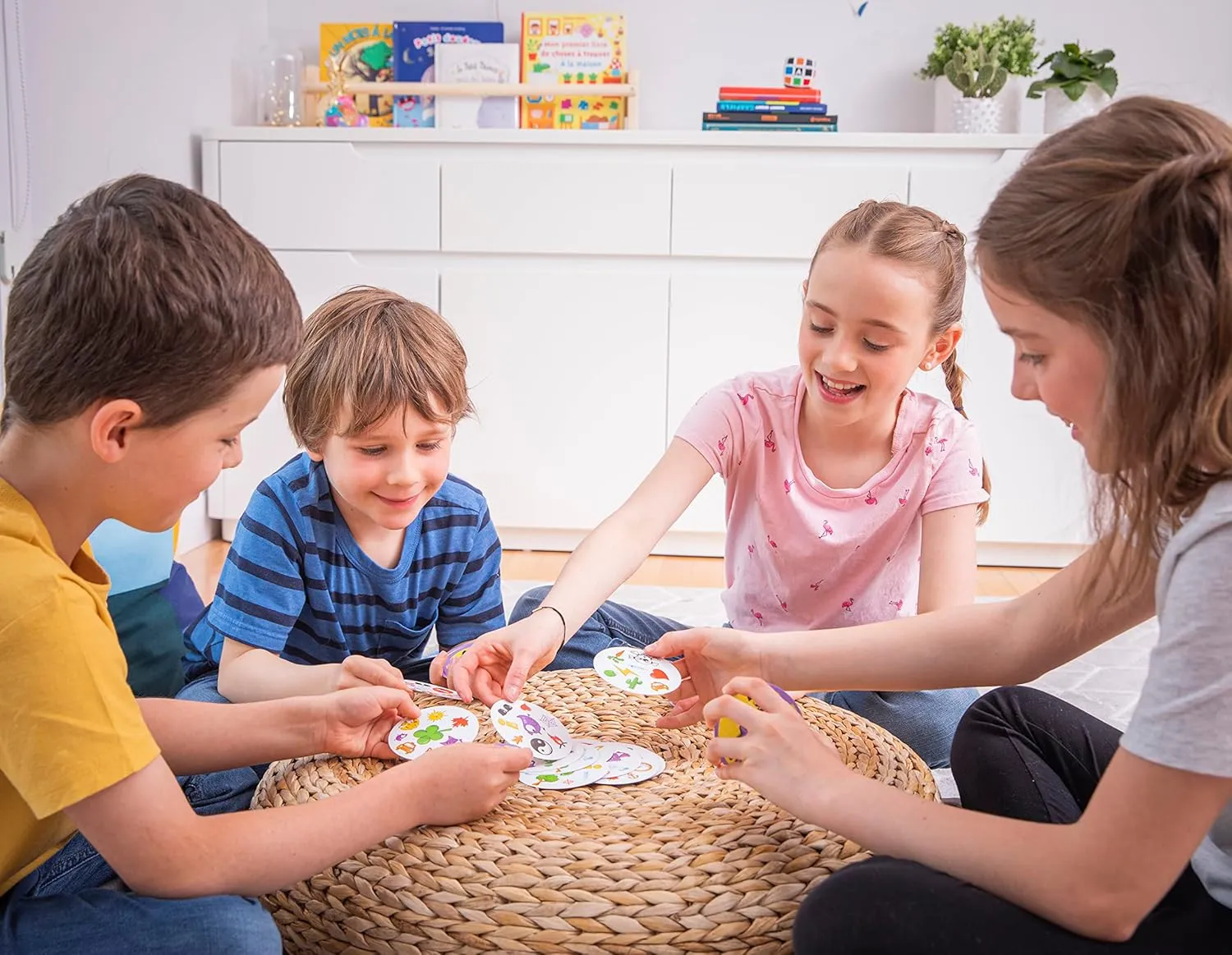 Dobble, Strategy Game,Family Card Game, 2-8 Player Game, for 6 Years and Above, Teen, Multicolor